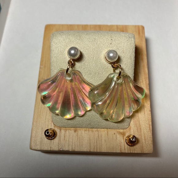 LAST PAIR!! Mermaid Resin Seashell Pearl Earrings - Picture 6 of 11